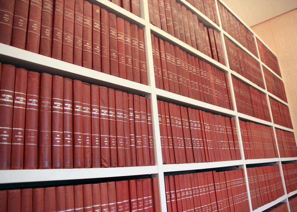 Biblioteca do escritório com a coleção encadernada da Revista dos Tribunais