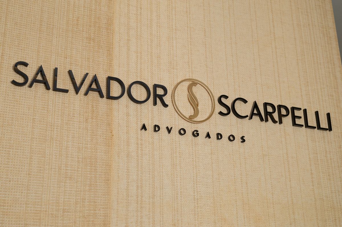 Logotipo do escritório Salvador Scarpelli Advogados aplicado na parede da recepção em Campinas