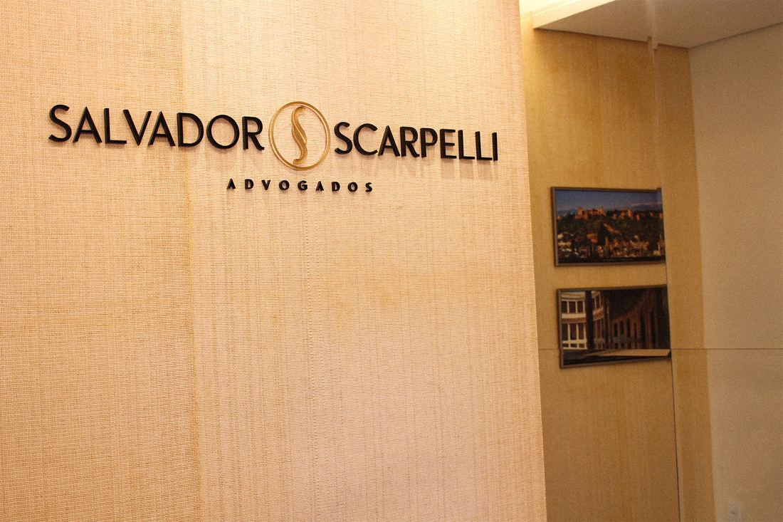 Recepção do escritório Salvador Scarpelli Advogados em Campinas, com o logotipo aplicado na parede