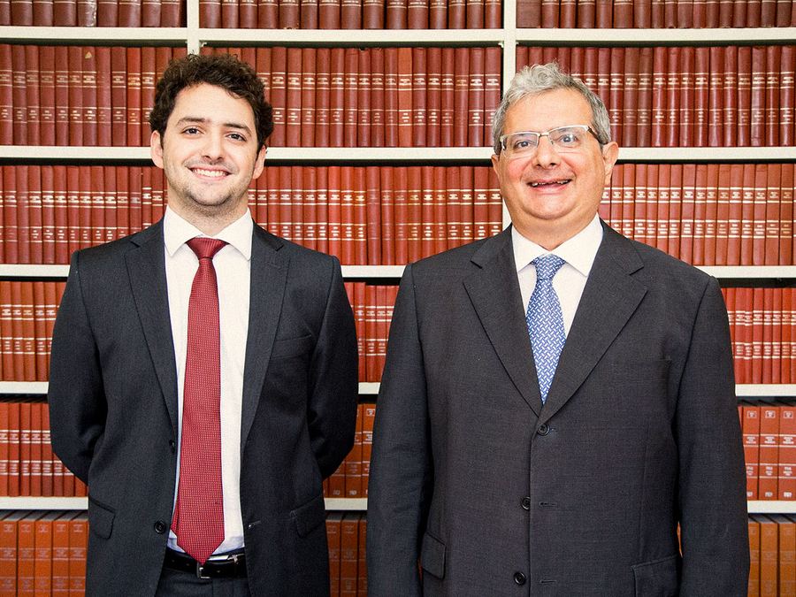 Dr. Salvador Scarpelli Neto e Dr. Salvador Scarpelli Junior na biblioteca do escritório de advocacia em Campinas